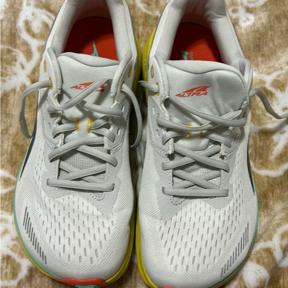 Altra zero drop running shoe - Picture 3 of 4